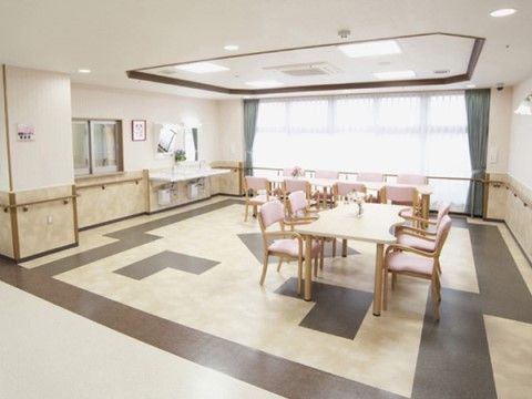 サニーライフ沼津の談話コーナー。日中の奥壁一面の窓は明るく元気な空間にします。