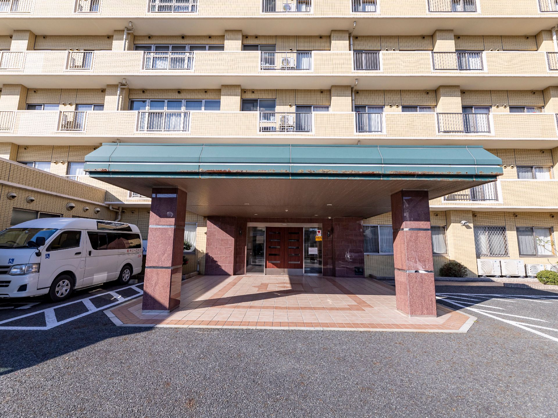 屋根が設置されている玄関