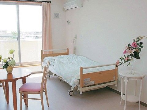 サニーライフ豊橋の居室。明るい内装に日中は日光を取り入れ、落ち着いた自分の時間を過ごしていただけます。