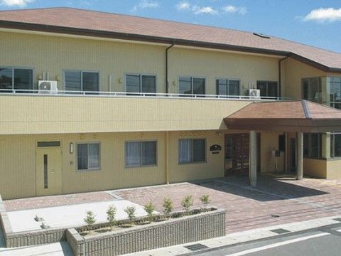 サニーライフ豊橋の外観。エントランスの屋根下に車を乗り付けられるので、雨に濡れる心配なくご来訪することができます。