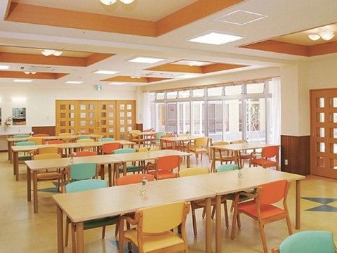 サニーライフ豊橋の食堂。お食事だけでなく、明るく作られた内装や設計も元気をつけてくれます。