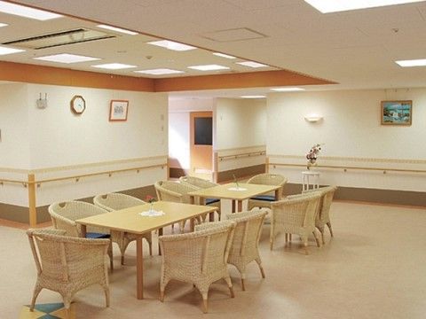 サニーライフ豊橋の談話コーナー。通路の一角に作られており、ご入居者様のおしゃべり、交流の場に最適です。