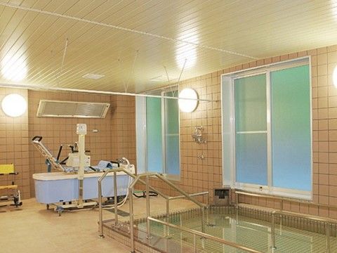 サニーライフ豊橋の浴室。介護器具が充実しており、ご入浴をより気軽にさせてくれます。