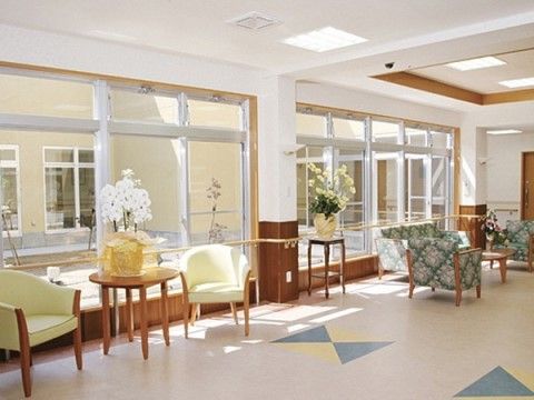 サニーライフ豊橋のホール。日光の注ぐ中庭をみながら過ごす時間はゆっくりと、優しく入居者様に寄り添ってくれます。