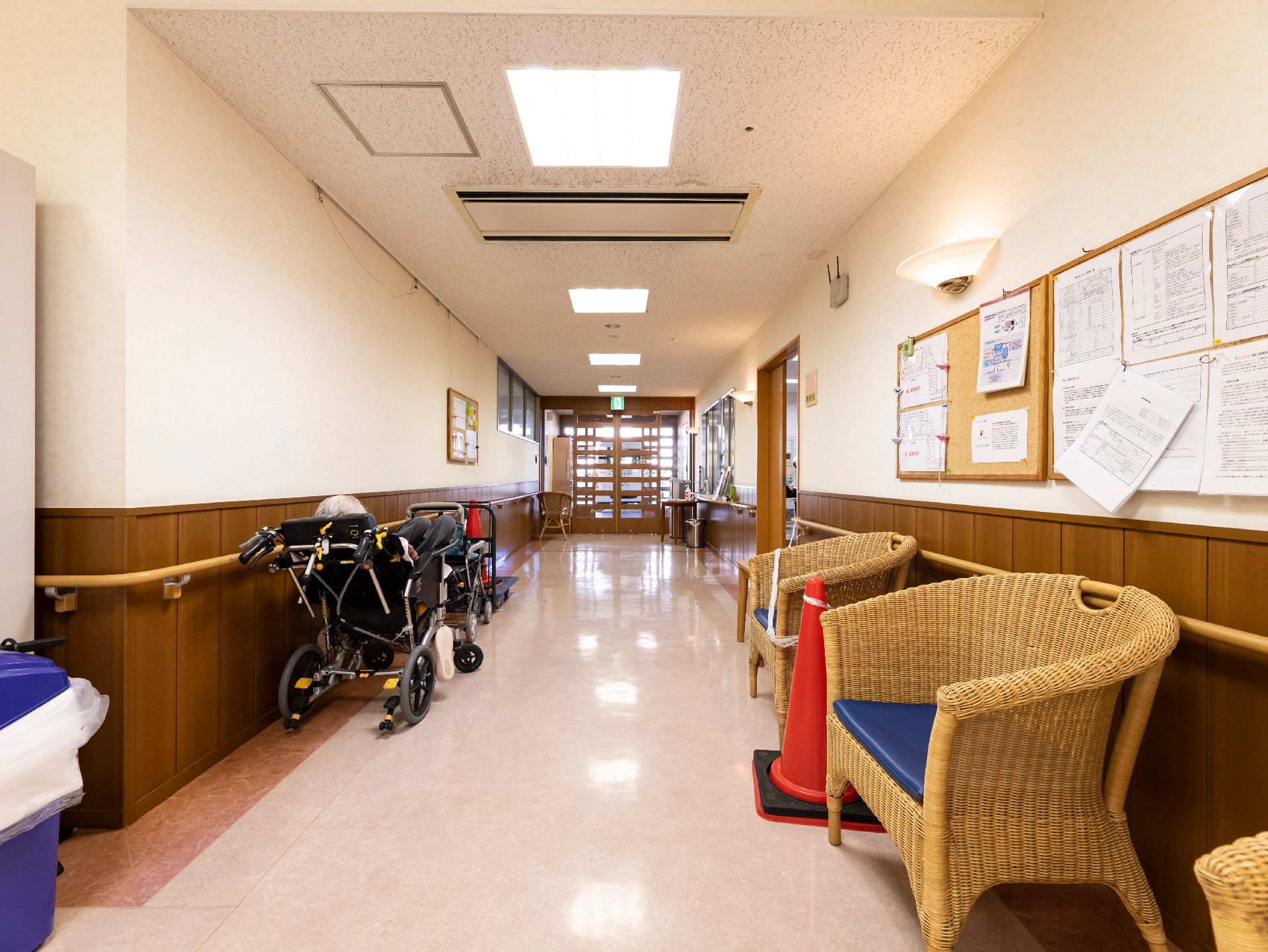 手すりが取り付けられ、床の段差が解消されている廊下