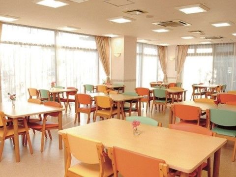サニーライフ名古屋の食堂。カラフルなインテリアに明るい日光でお食事を楽しく元気にしてくれます。