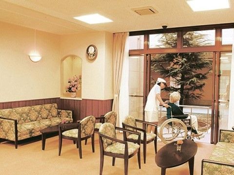 サニーライフ名古屋のホール。中庭直結で気持ちのいい、優雅な時間をお過ごしいただけます。