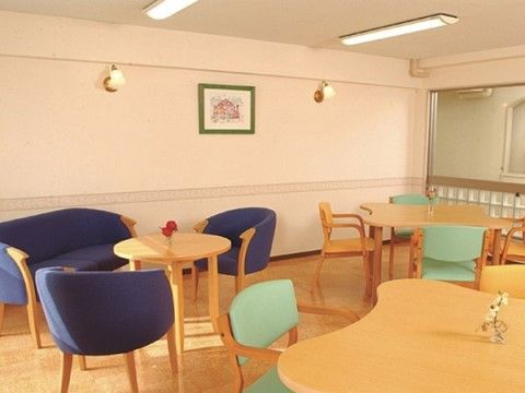 サニーライフ名古屋の談話コーナー。気持ちの安らぐ色使い、車いすも利用可能なテーブルを用意したこちらは利用者様の親睦を深める空間となっております。