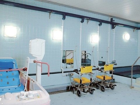 サニーライフ名古屋の浴室。介助器具設置により利用者様のご負担が軽く、気軽にご利用いただけるようになっております。