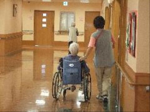 サニーライフ名古屋の廊下。広々とした廊下は車いすでのご通行が楽々と行えます。