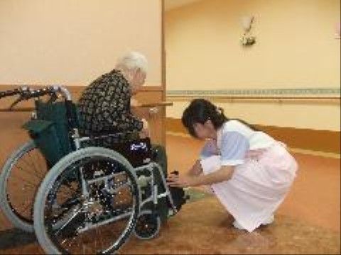 サニーライフ名古屋の日常。車いすなど、慣れない生活の中でスタッフが寄り添い快適に過ごしていただけるよう努めております。