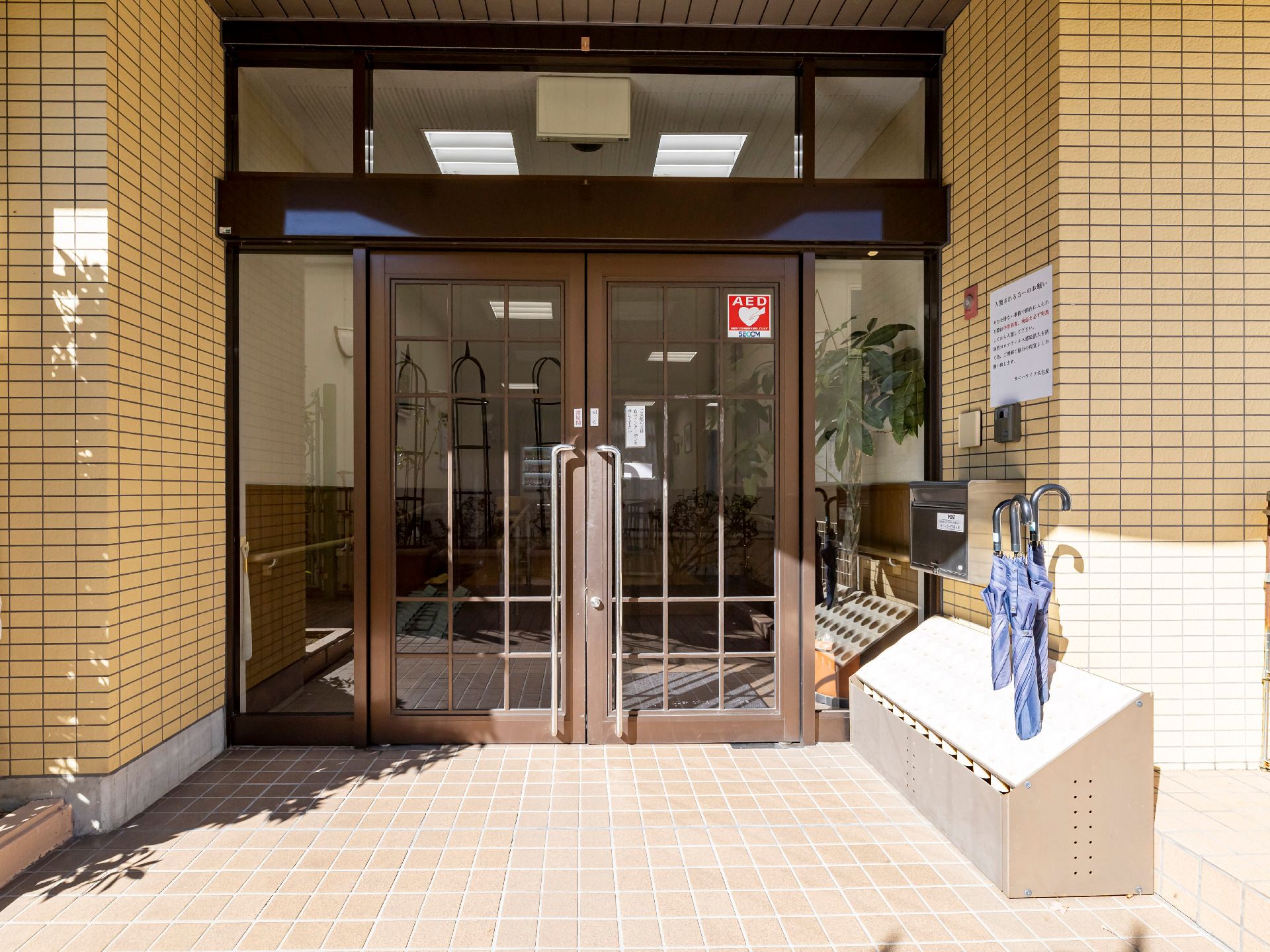 傘立てが横に置かれている玄関
