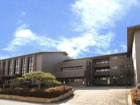 サニーライフ名古屋名東の外観。周辺は緑の多い閑静な住宅地で、建物はオシャレなデザイン、重厚でしっかりした設計になっています。