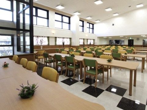 サニーライフ名古屋名東の食堂。明るく開放感溢れる食堂はご入居者様同士でのコミュニケーションを後押しします。美味しい食事を楽しく元気にいただけます。