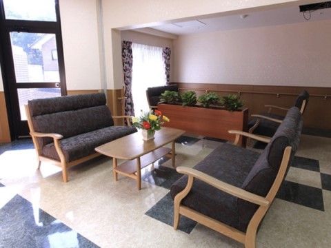サニーライフ名古屋名東のホール。広く清潔感のあるこちらの空間はゆっくりと時間を過ごせます。
