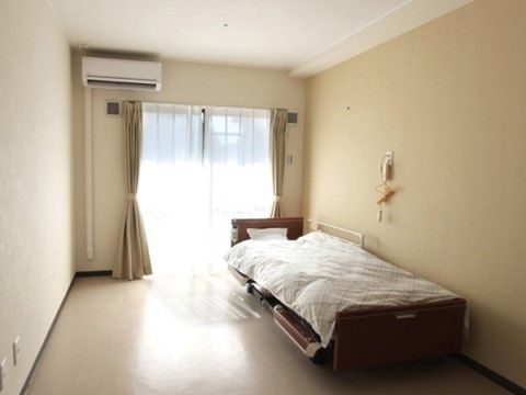 サニーライフ名古屋名東の居室。完全個室とすることで、入居者様自身のペースで毎日をお過ごしいただけます。