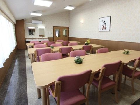 サニーライフ名古屋名東の談話コーナー。多くの方が入室可能で、楽しく賑やかに親睦を深めることができます。