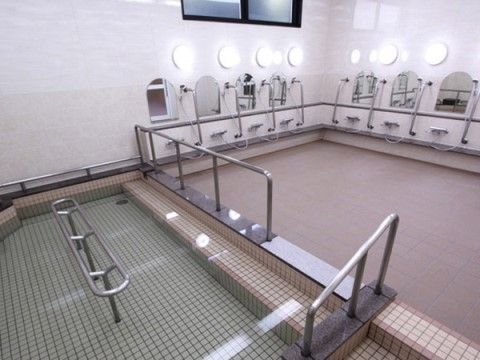 サニーライフ名古屋名東の浴室。広いスペースをとっていますので介護入浴も楽に行なえます。