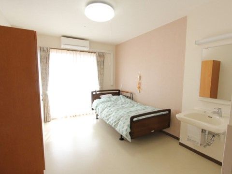 サニーライフ名古屋南の居室。設備完備の完全個室となっています。自分らしい時間を過ごしていただけるよう配慮しております。