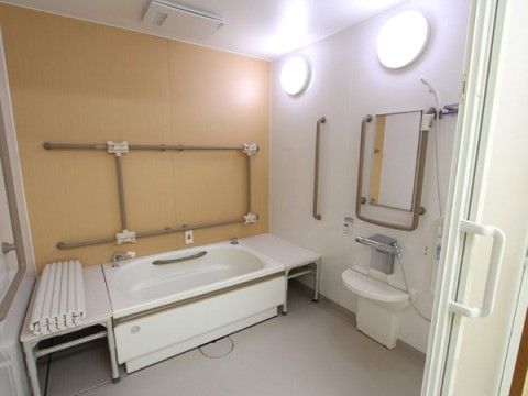 サニーライフ名古屋南の浴室。完全個浴でプライバシーを守り、介助器具によって、より快適な入浴をしていただけます。