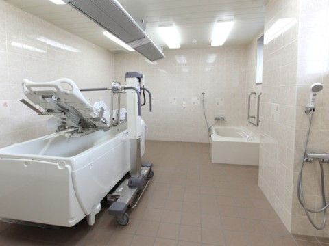 サニーライフ名古屋南の特殊浴槽。入浴をより快適に行えるこちらの浴室は寝たきりなどの方を対象にご利用いただけます。