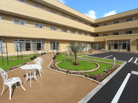サニーライフ名古屋南の中庭。日中は気晴らし、ちょっとしたお散歩コースにもご利用いただけます。