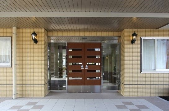 サニーライフ名古屋南のエントランス。ホテルのような高級感のあるエントランスです。