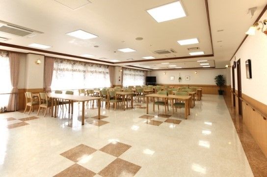サニーライフ名古屋南の食堂。通路の幅も広いので車いすでのご利用も可能です。