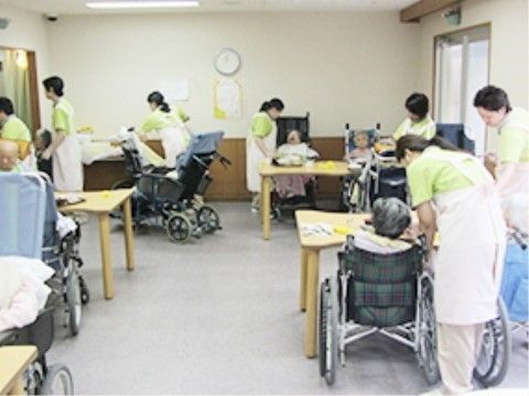 サニーライフ名古屋南の日常。マンツーマンでご入居者様のケアにあたり、少しでも居心地のいい日々を過ごしていただけるよう努めています。