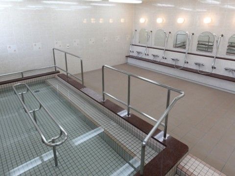 サニーライフ名古屋南の浴室。介助用手すり完備で入浴しやすい設備環境が整っております。