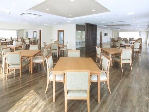 グランダ王子のダイニングルーム。毎日多くの入居者様で賑わう、楽しいお食事風景となっております。