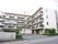 白を基調としたデザインで、マンション風の外観