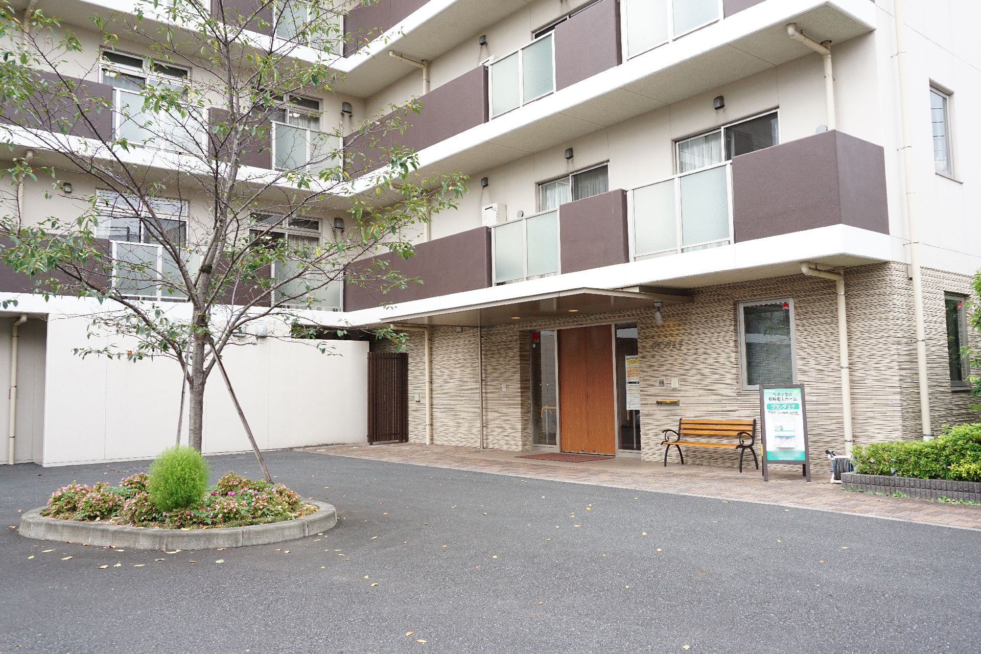 施設前から写された施設全体の外観