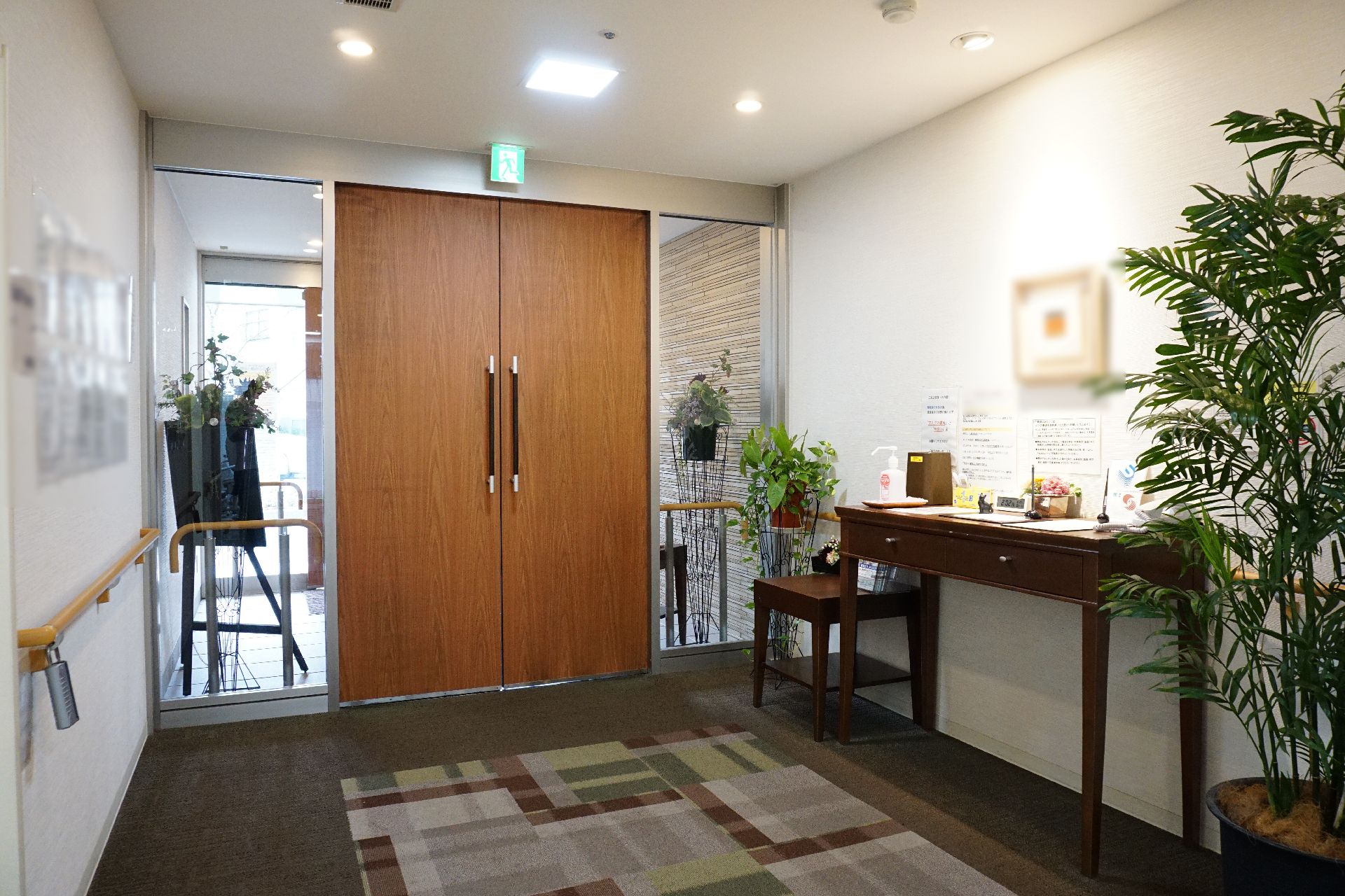 高齢者でも入館しやすいように段差がなるべく排除された玄関