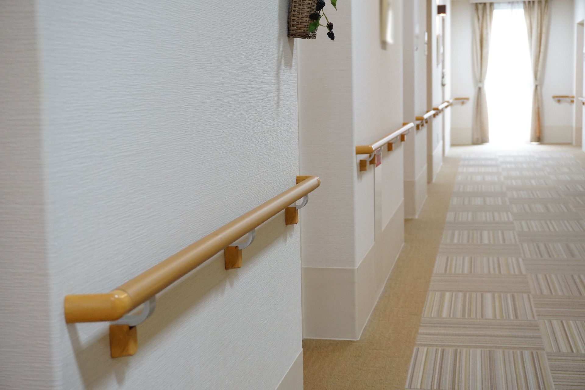 転倒防止のために手すりが設置された廊下