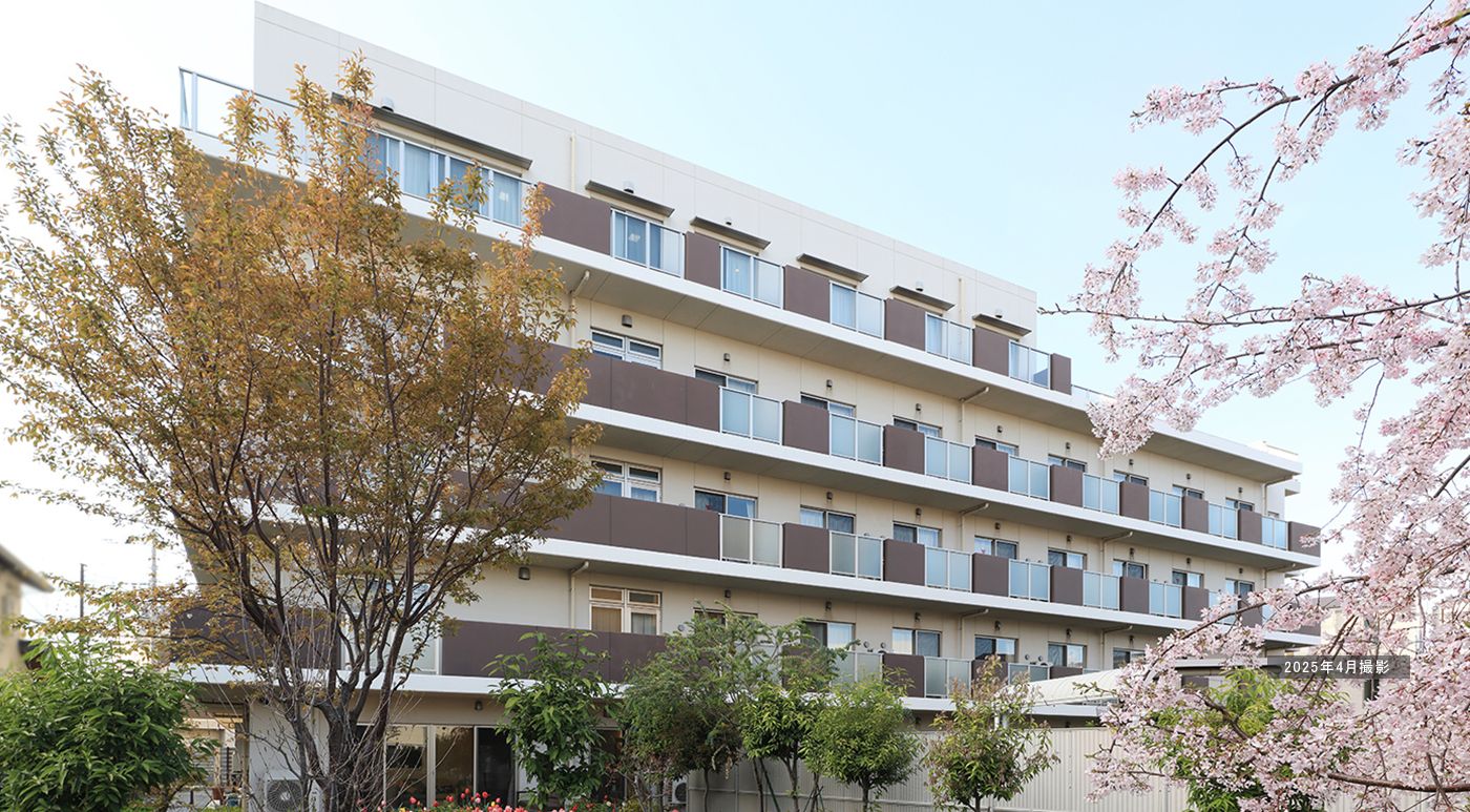 グランダ王子の外観。マンションのようなL字型の外観です。