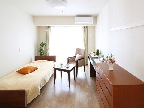 ベッドのほか、机、タンス、テーブルを設置してもゆとりのある広さである。ナチュラルテイストの家具で統一し、落ち着いた空間を作り出している。