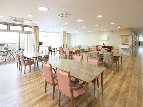 オープンスペースにリビングとなる共有スペースがある。入居者様が集まりやすく、円滑なコミュニケーションを図ることができる。