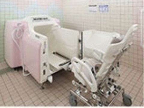 自立困難な場合は、スタッフによる入浴介助を受けることができる。機械浴を備えており、安全かつ安心して入浴することができる。