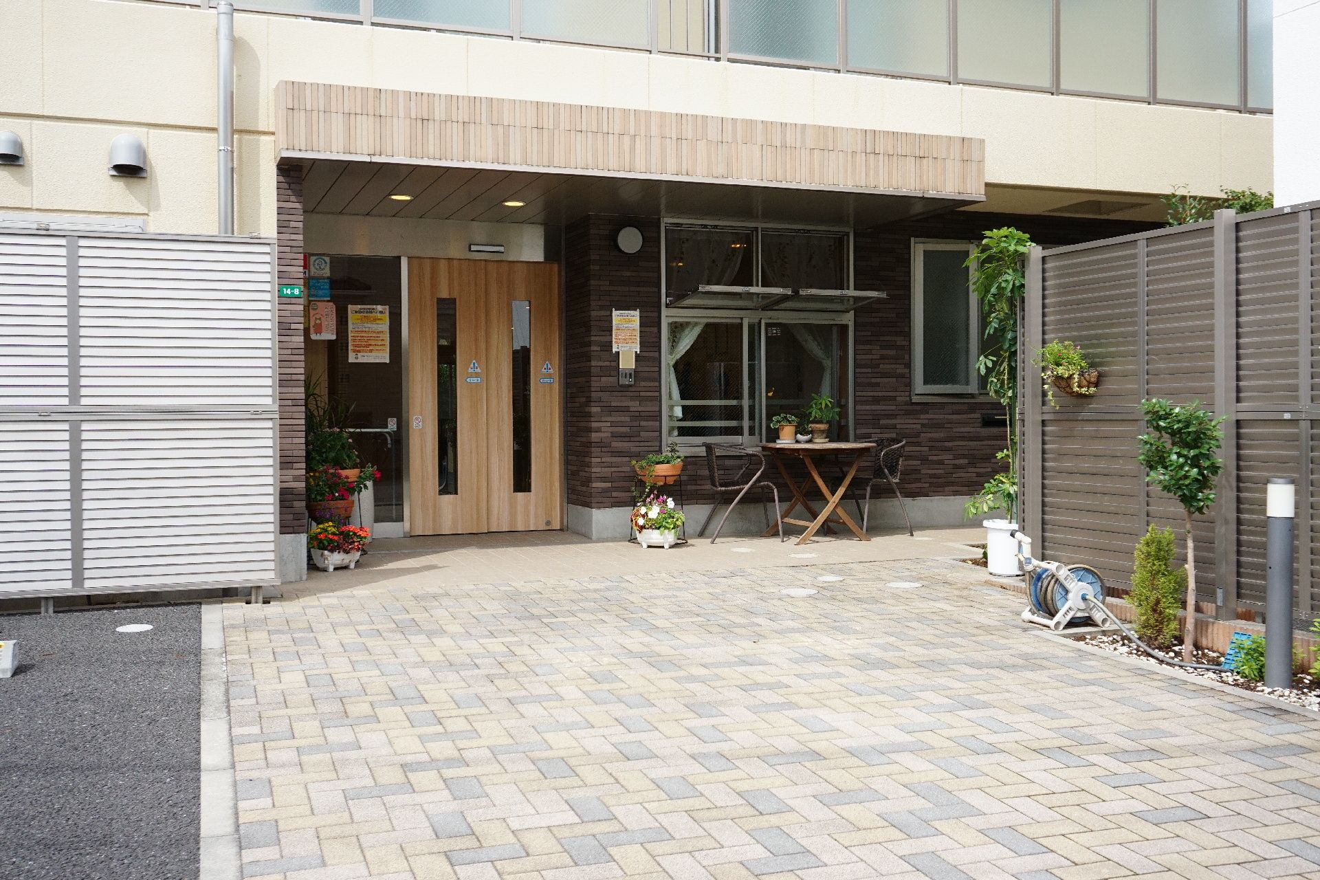 段差をできるだけ排除しており、車椅子の人でも入りやすい玄関
