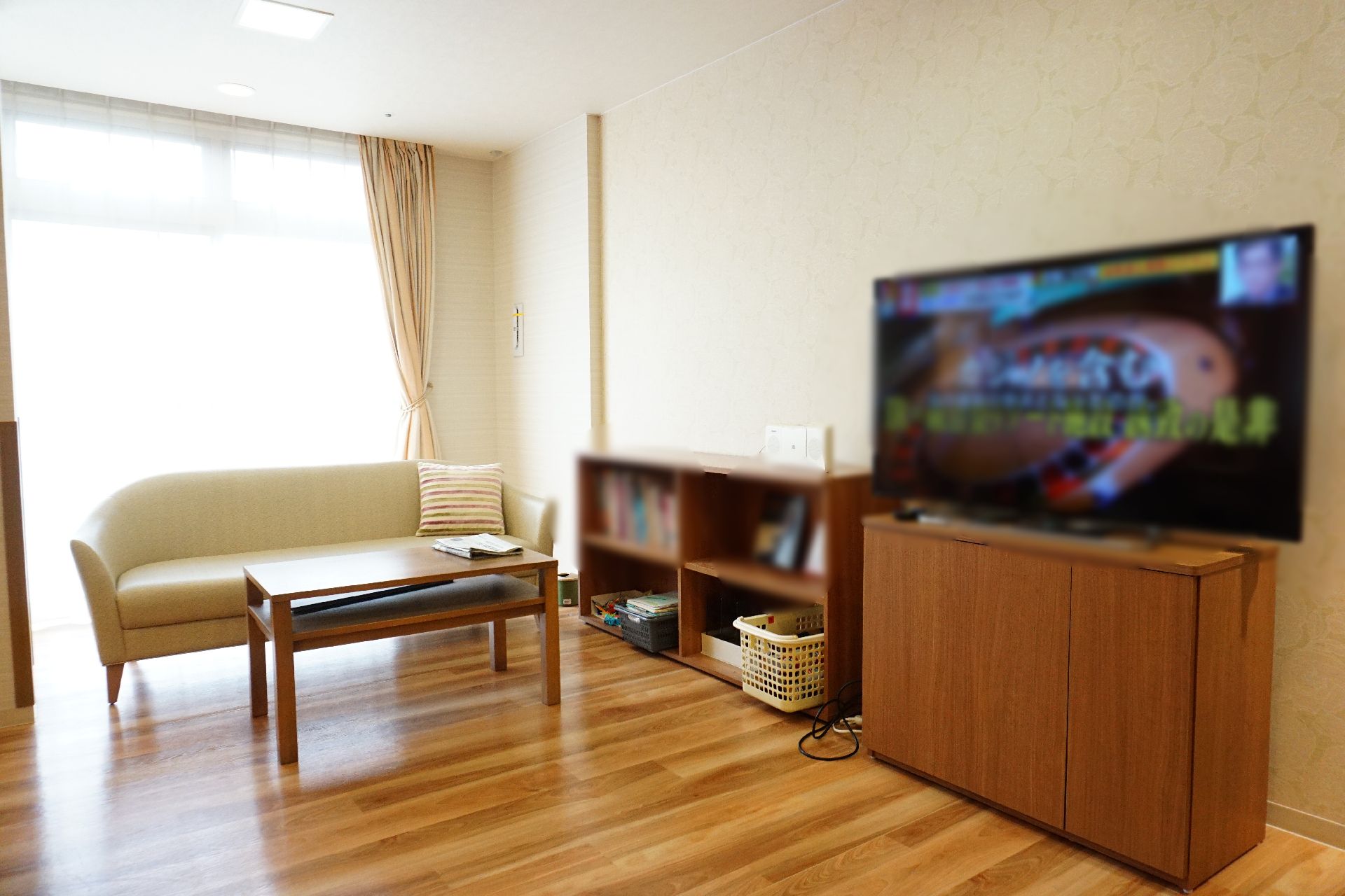 テーブルとテレビ、ソファーが設置された共有スペース