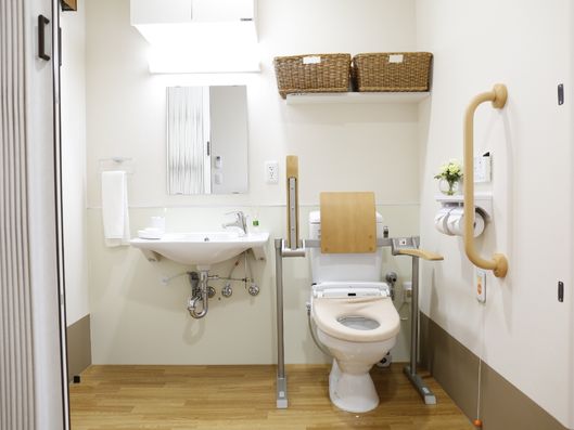 手すりや緊急ボタンが設置されたトイレ