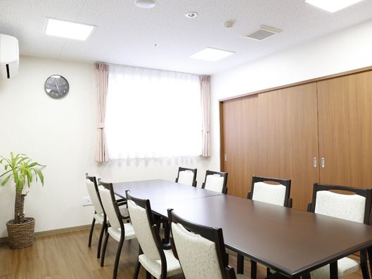 八脚の椅子が並べられた部屋