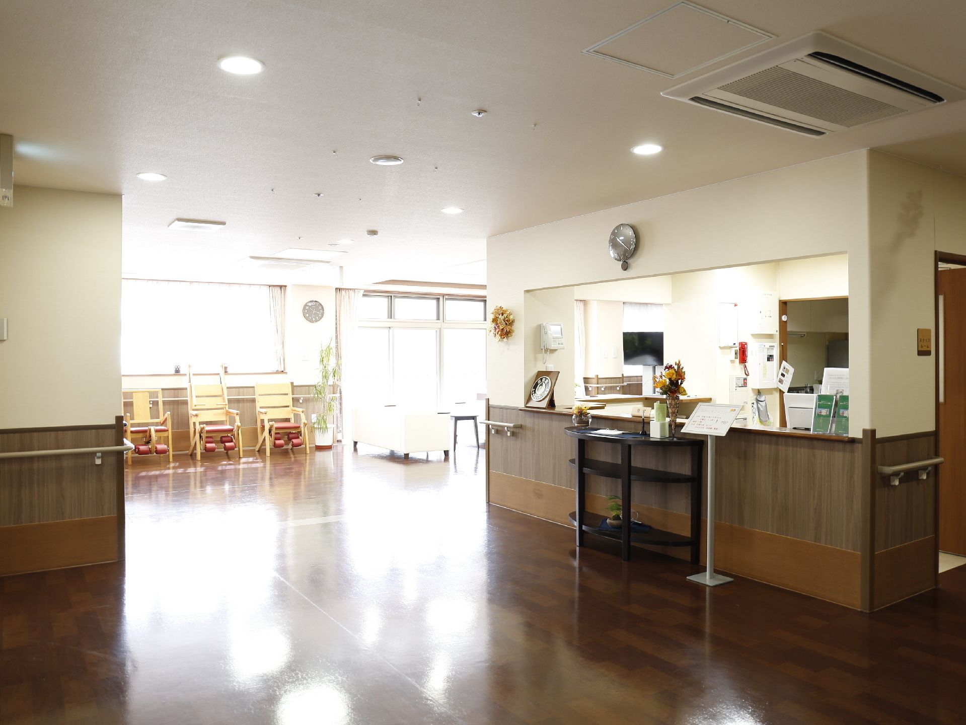 リビング脇にスタッフの部屋があるので、目が届きやすく安心。相談したいことがあれば、すぐに対応してくれる。
