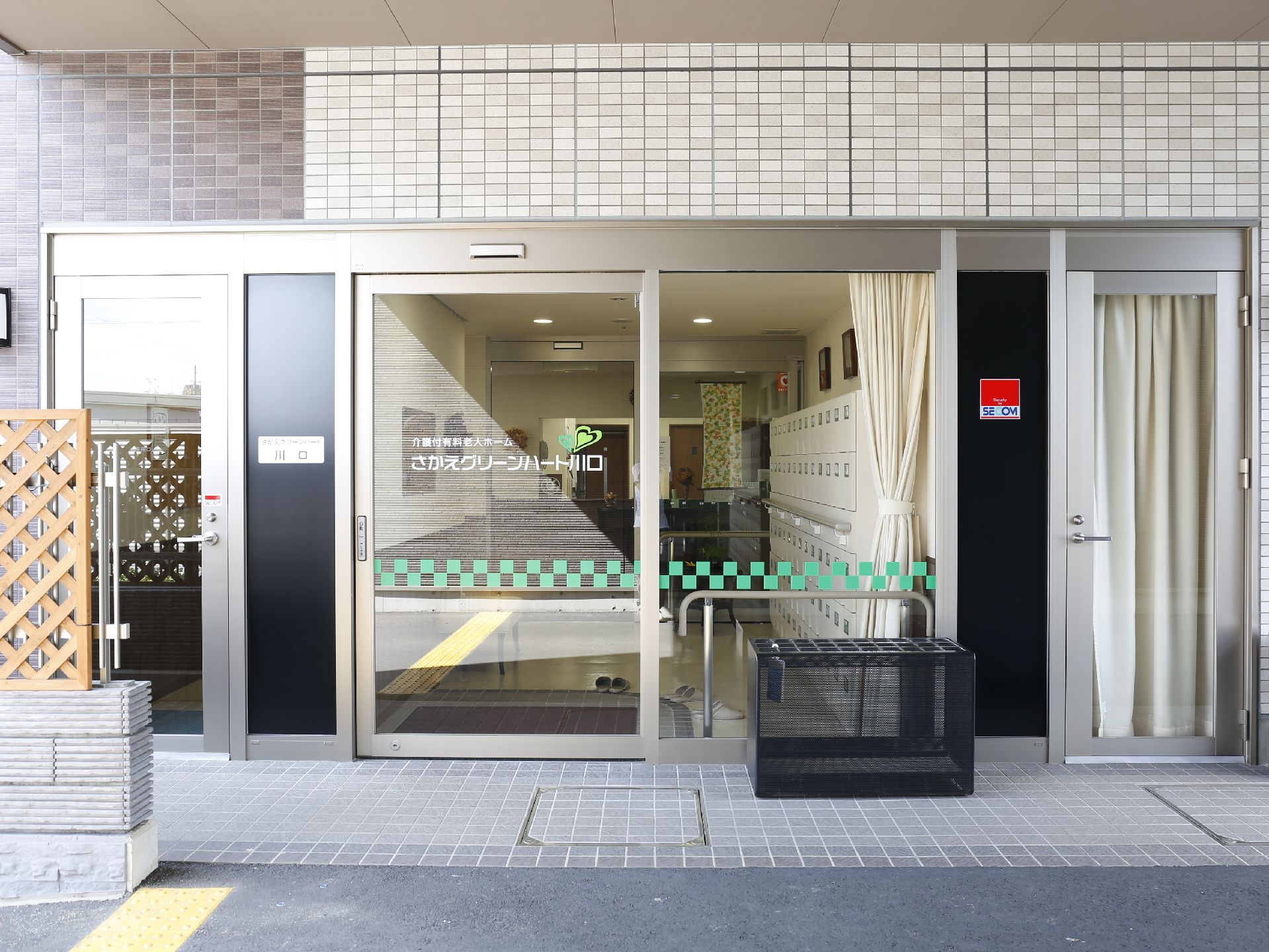 玄関口はすっきりしており、自動ドアには施設名が大きく書かれているので分かり易い。また外から施設内がよく見え、オープンな雰囲気。