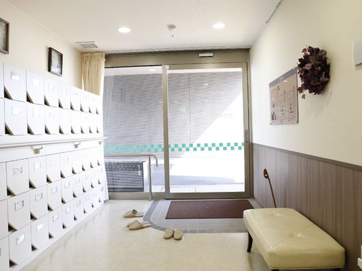 バリアフリーの広い玄関ホール