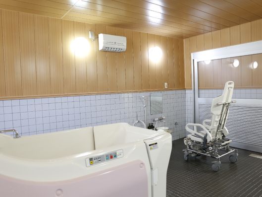 大きなドアがあるお風呂場