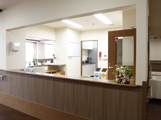 見渡せる大きな窓口