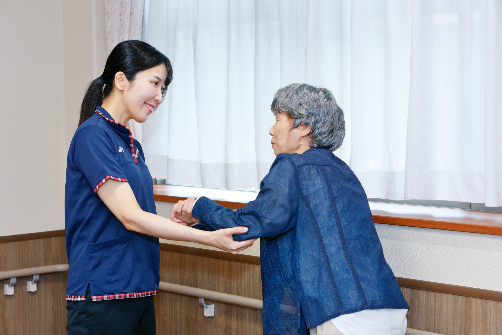 さかえグリーンハート川口。入居者様のお話を聞いたり一緒にレクリエーションをしたり、常に気持ちのいい対応を心がけています。