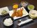 施設内のごはんの一例である。主食、汁物、メイン料理、副菜、サラダ、デザート、お茶である。おはし以外にフォークとスプーンが用意されている。